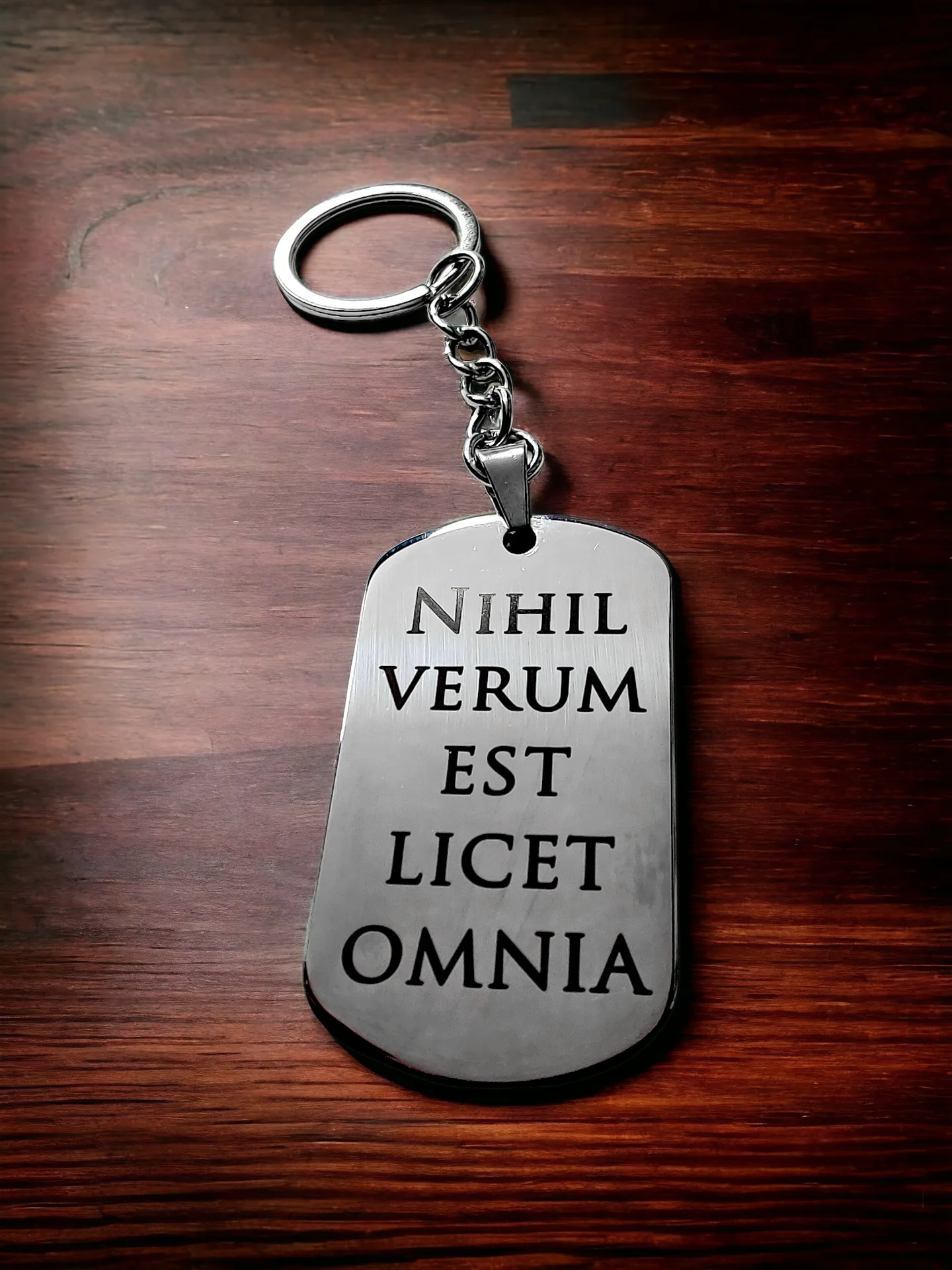 Брелок "Ничто не истинно, все дозволено" полированный глянцевый
