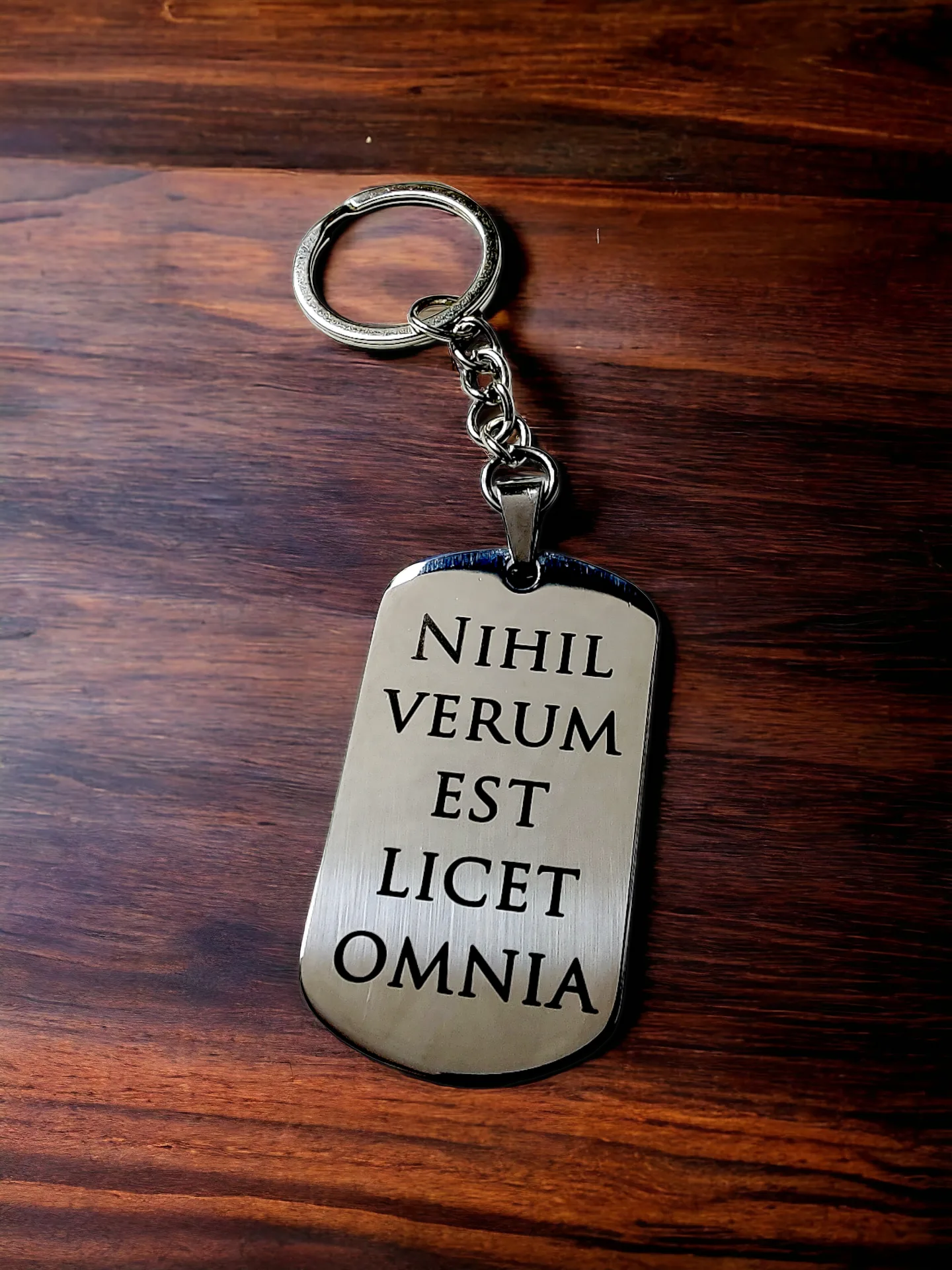 Брелок "Ничто не истинно, все дозволено" полированный глянцевый